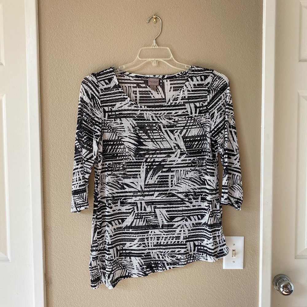 🥑CHICO’S EASY WEAR Lace Abstract Blouse With 3/4 Sleeves and Asymmetrical Hem